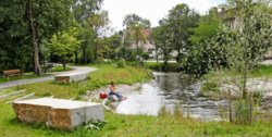 Erfrischung an der Würm in Dachau – der Fluss schlängelt sich durch einen Stadtteil